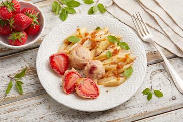 Asparagus salad with strawberries and tamarind