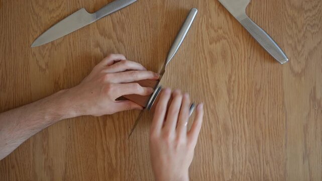 Rolling knife sharpener for easy, convenient household knife sharpening. Simple system perfect for beginners, guaranteeing a sharp edge with no special skills required. Includes original audio.