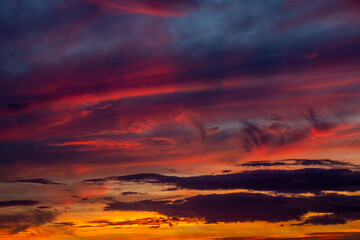 奄美大島の夏の日の出前の茜色の空。
