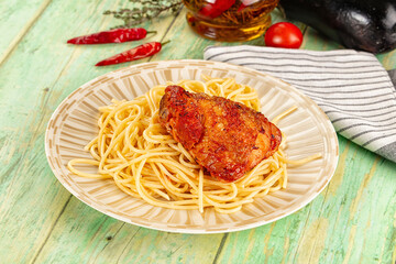 Pasta spaghetti with chicken thighs