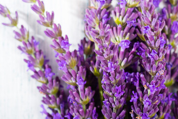 Obraz premium purple lavender flowers on white old wooden table