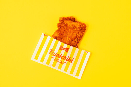 It's called Famichiki, convenience store fried chicken, a popular fast food at Family Mart in Japan. ファミチキと呼ばれるコンビニのフライドチキン、日本のファミリーマートで人気のファーストフード。