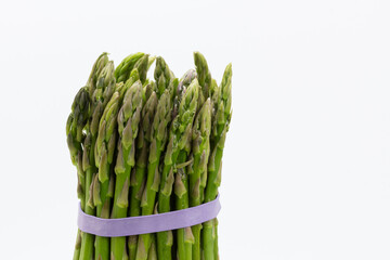 Manojo de esp&aacute;rragos verdes frescos aislados con fondo blanco