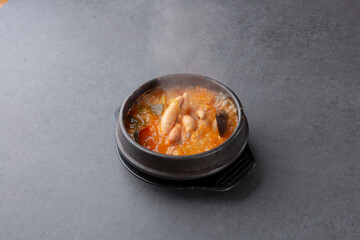 fish soup with gon against a gray background 회색 배경에 곤이 들어간 어란 수프