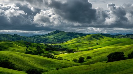 Obraz premium Rolling green hills under cloudy sky