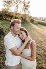 Schwangere, junge Frau mit Partner