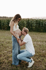 Fototapeta premium Schwangere, junge Frau mit Partner