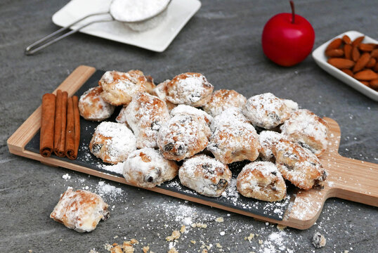 Stollenkonfekt kleine deutsche Stollenst&uuml;cke  das traditionell zur Weihnachtszeit serviert wird.