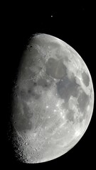 Naklejka premium Close-up view of a gibbous moon