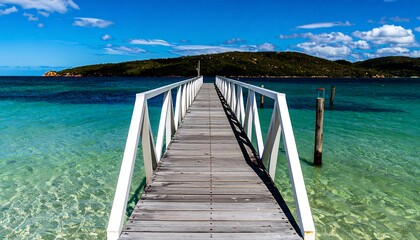 Obraz premium Wooden pier leading to a tranquil island