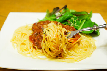 rying to eat meat spaghetti with a fork