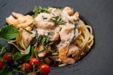 gebratene White Tiger Garnelen mit grünem Meeresspargel