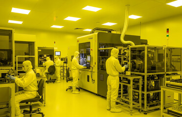 最先端の半導体工場、イエロールームで働く技術者たち