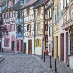 Le quai de la Poissonnerie à Colmar en alsace en france est un célèbre quartier touristique avec des maisons colorées à colombages