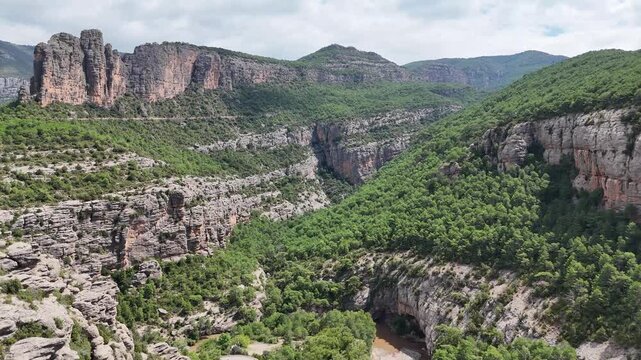 R&iacute;o en la naturaleza, monta&ntilde;as y paisaje. Vista a&eacute;rea de Drone 4k