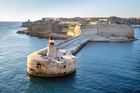 Historische vuurtoren bij de ingang van de haven in Valletta de hoofdstad van Malta