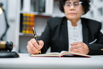  Elder Lawyer for Financial Planning and Wills in a Law Office