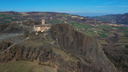 Fototapeta premium Majestic Pietra Perduca Mountain Ruins in Val Trebbia a Captivating Italian Apennine Landscape