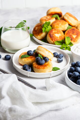 syrniki . Appetizing cheesecakes with sauce and blueberries