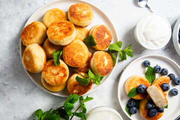 syrniki . Appetizing cheesecakes with sauce and blueberries