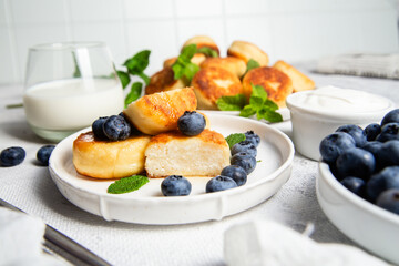 syrniki . Appetizing cheesecakes with sauce and blueberries