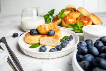 syrniki . Appetizing cheesecakes with sauce and blueberries