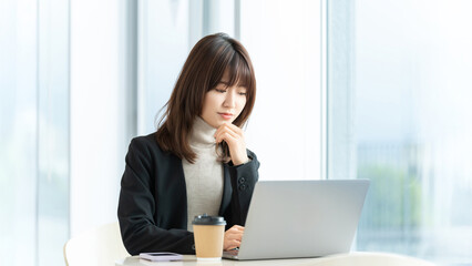 パソコンを使う女性・ビジネスウーマン