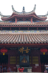 Fototapeta premium Traditional Chinese Buddhist temple architecture during rain