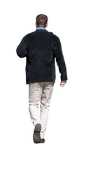 Fototapeta premium Homme adulte qui marche vu de dos, portant une veste noire et un pantalon clair, consultant son téléphone portable, journée ensoleillée