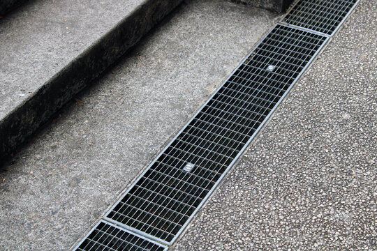 Grille &eacute;vacuation eau pluviale caniveau, caillebotis en acier galvanis&eacute; pour d&eacute;p&ocirc;t de r&eacute;tention