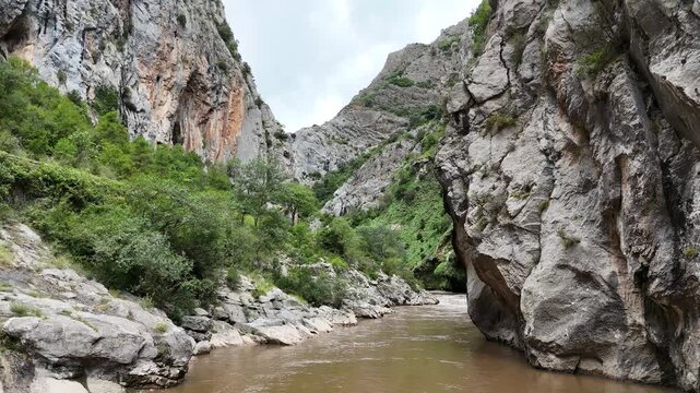 R&iacute;o en la naturaleza, monta&ntilde;as y paisaje. Vista a&eacute;rea de Drone 4k