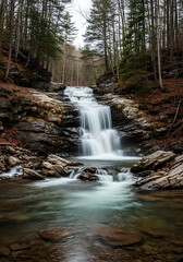 Fototapeta premium Majestic Waterfall in a Forest Setting.