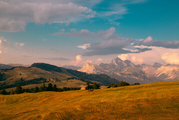 Colinas y montañas al atardecer