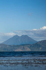 lago y volcan en el salvador