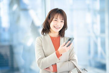 スマートフォンを使うビジネス女性