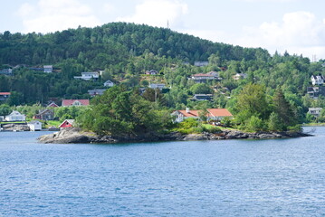 Fototapeta premium Häuser an der Sognefjord-Küste in Norwegen