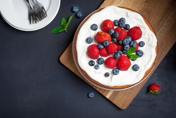 Sponge cake with cream cheese and fresh berries © mizina