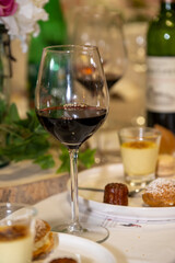 verre de vin rouge sur une table de repas de fête ou de mariage
