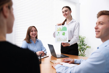 Obraz premium Business coach giving presentation to group of people in office