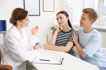 Obraz premium In vitro fertilization (IVF). Couple having appointment with doctor in reproductive clinic