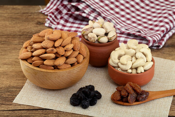 Almonds, pistachios and cashew in bowls