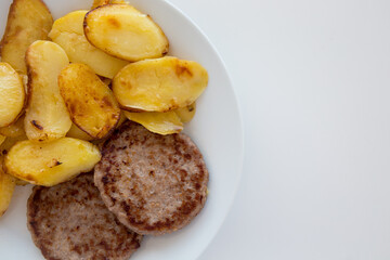 Piatto con hamburger e patate arrosto