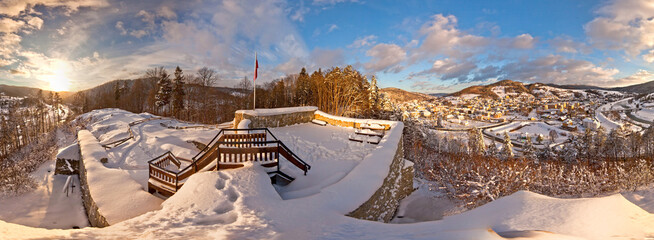 Widok ze wzgórza zamkowego Baszta w Muszynie, w piękny, zimowy dzień © rogozinski