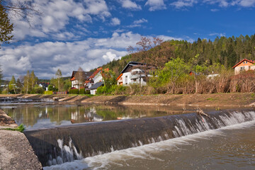 Piękny, wiosenny dzień w Muszynie.  Park Zdrojowy Baszta nad potokiem Szczawnik © rogozinski