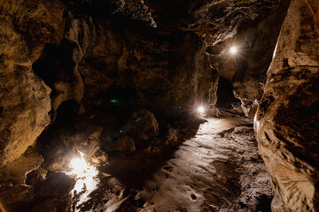Jaskinia Łokietka - Ojcowski Park Narodowy - Dolina Prądnika - Jura  © Radosław Dybała