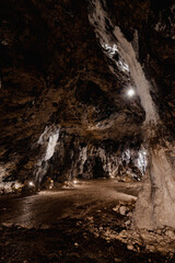 Jaskinia Łokietka - Ojcowski Park Narodowy - Dolina Prądnika - Jura  © Radosław Dybała