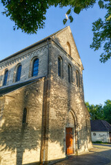Historische Kirche in Kaiserswerth in Düsseldorf im Sonnenschein