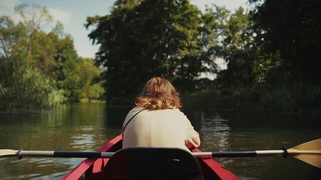Paddeln im Spreewald, Aufnahme aus einer zweier Kajak