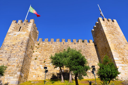 S&atilde;o Jorge Castle (Castelo de S&atilde;o Jorge), an ancient fortress located on one of the highest hills in Lisbon, Portugal