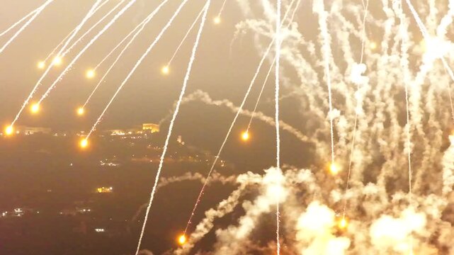 Fuochi d'artificio ripresi col drone.
la festa del patrono di Santa Maria di Castellabate nel sud Italia.
Spettacolo pirotecnico sul mare del Cilento durante i festeggiamenti.